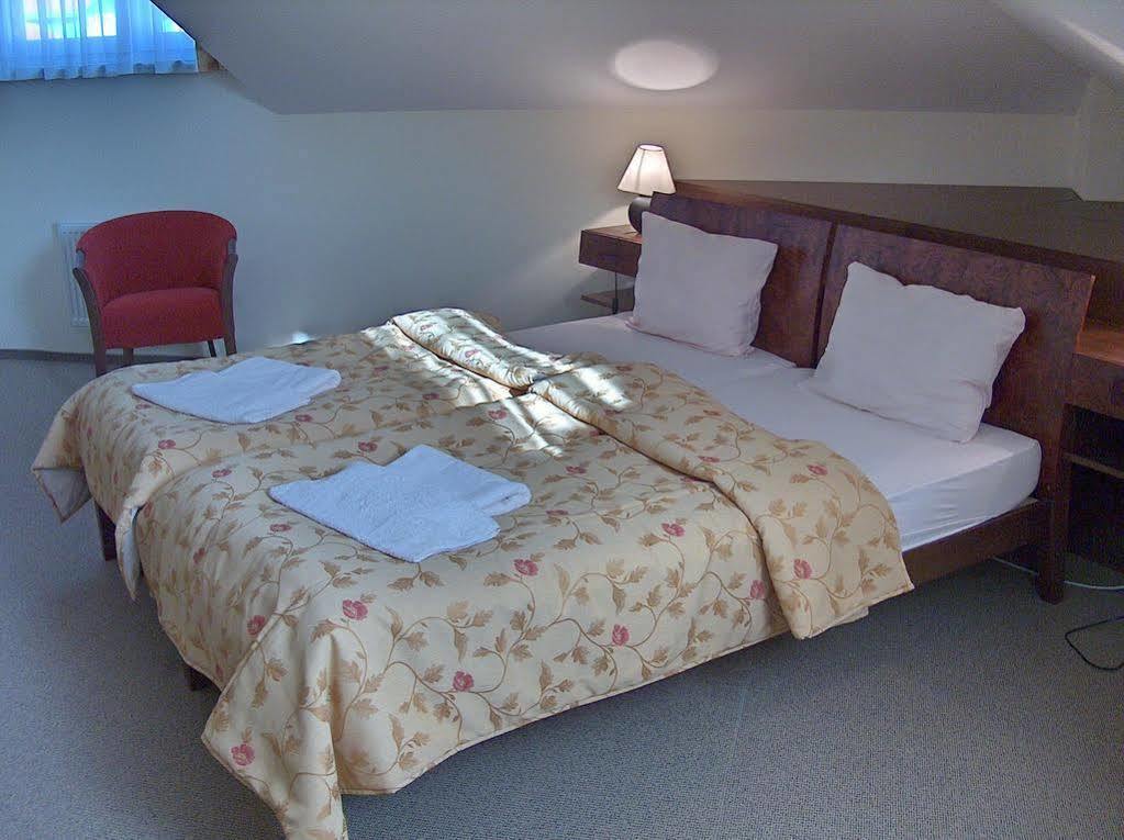 Hotel Vion Zlate Moravce Ngoại thất bức ảnh